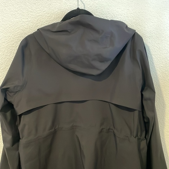 Women’s lululemon rain jacket 12 - Picture 3 of 3